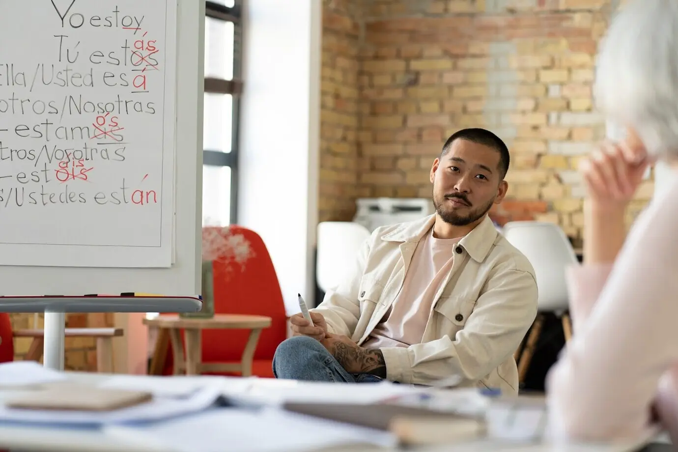 Женщина, вид сбоку, разговаривает с мужчиной.